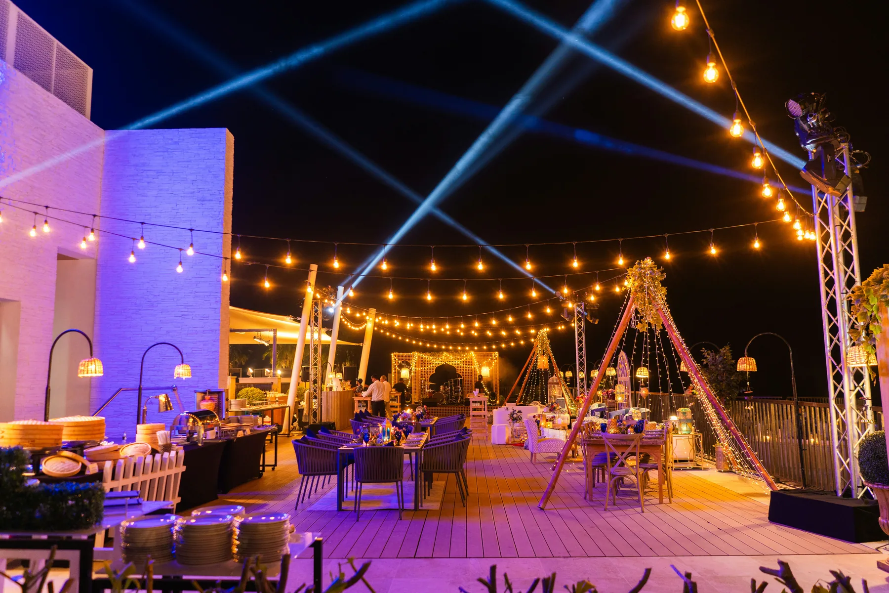 Evening reception showing how colored lighting and candlelight shape an event atmosphere